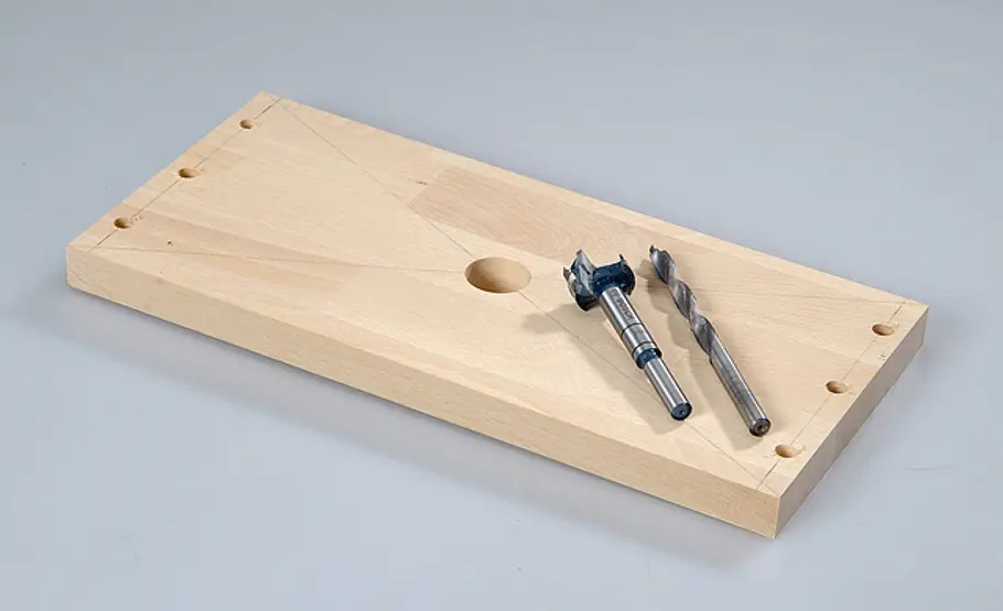 Küchenrollenhalter bauen: Schritt 16 von 18 Griffloch bohren