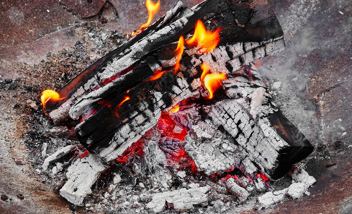 Kupfer reinigen mit Holzasche