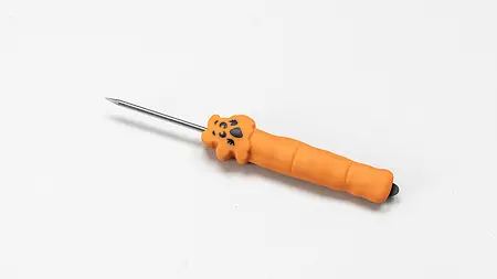 Eine Nadel zum Schnitzen von Kürbissen. Die Griffe sind wie orangene Finger mit schwarzen Nägeln geformt.