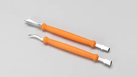 Kleine Meißel und Messer zum Schnitzen von Kürbissen. Die Griffe sind wie orangene Finger mit schwarzen Nägeln geformt.