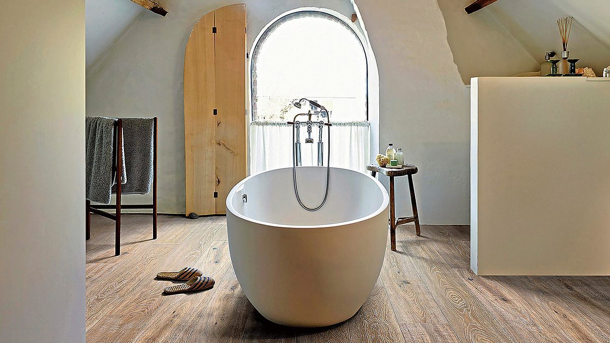 Badezimmer mit wasserabweisenden Laminatdielen in Holzoptik