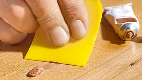 Macke im Laminat reparieren Macke im Laminat reparieren