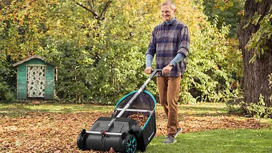 Mann sammelt mit dem Laubsammler im Garten das heruntergefallene Laub auf. - Foto: Hersteller/Gardena Mann sammelt mit dem Laubsammler im Garten das heruntergefallene Laub auf. - Foto: Hersteller/Gardena