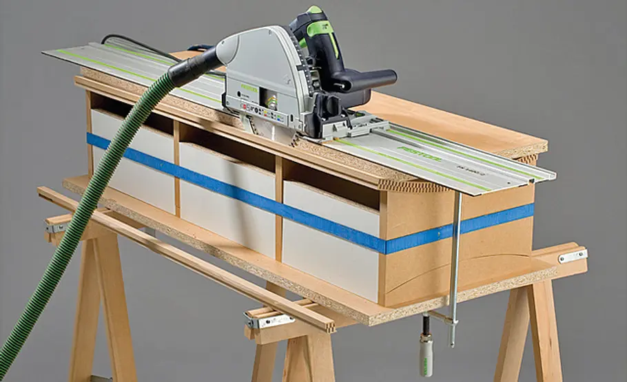 Standboxen selber bauen Kanten mit Kappsäge kürzen