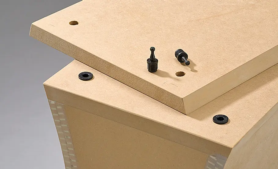 Standboxen selber bauen Dübel einschlagen