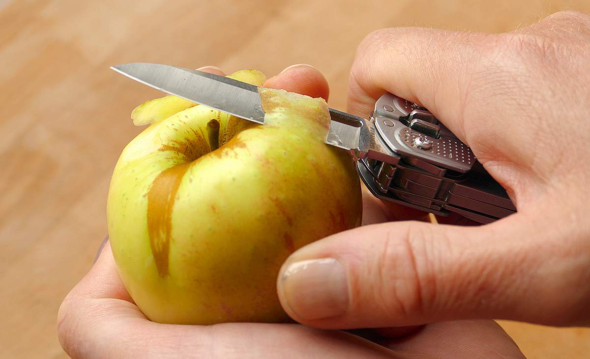 Apfel schälen mit einem Multitool