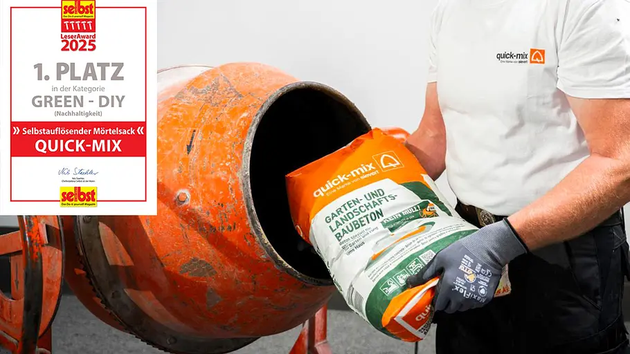 Leseraward Gewinner Green DIY Eine Person mit Handschuhen hält einen selbstauflösenden Mörtelsack von Quick-Mix an eine orangefarbene Mischmaschine.