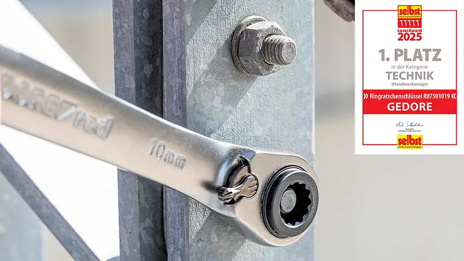 Leseraward Gewinner Handwerkzeuge Ein Ringratschenschlüssel in der Größe 10 mm wird zum Festziehen einer Metallmutter an einem Stahlträger verwendet.