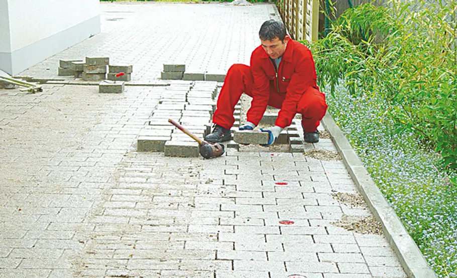 LED-Bodenleuchten: Schritt 20 von 23 Leuchtpflaster verlegen