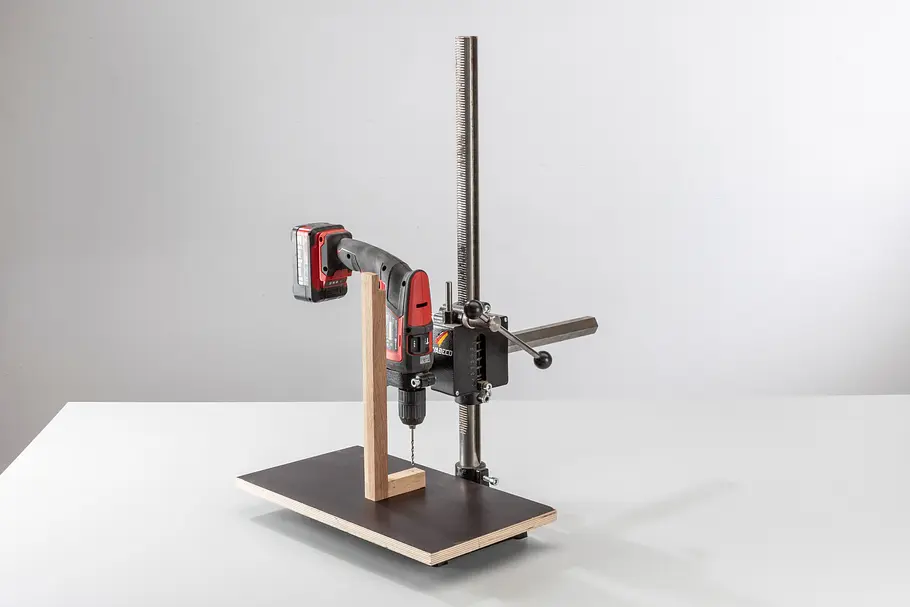 Löcher bohren mit Ständerbohrmaschine