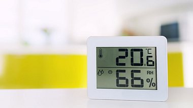 Hygrometer misst Luftfeuchtigkeit - Foto: Iikuzia / iStock