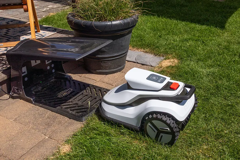 Mähroboter Terramow V600 an der Station Mähroboter Terramow V600 an der Station