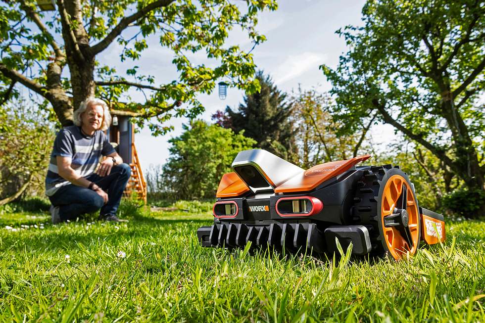 Mähroboter ohne Begrenzungsdraht auf Wiese