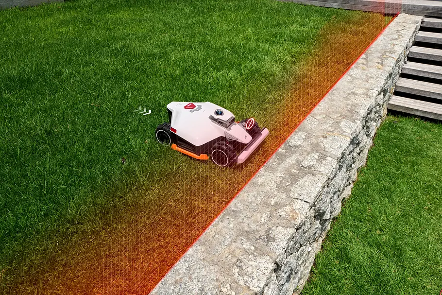 Mammotion Mähroboter an Kante Mammotion Mähroboter an Kante