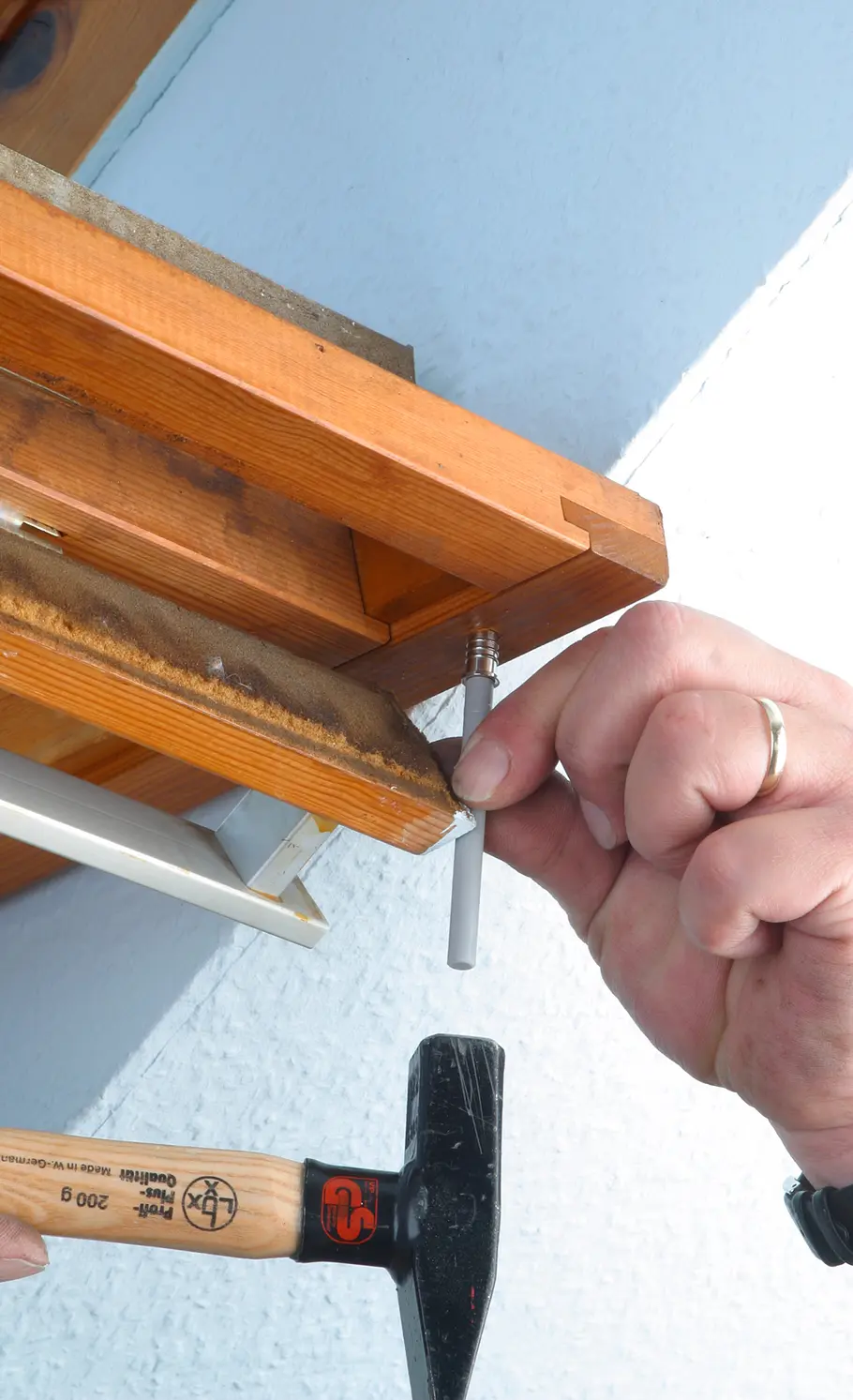 Hitzeschutz-Markise für Dachfenster: Schritt 5 von 13 Metallbuchse einschlagen