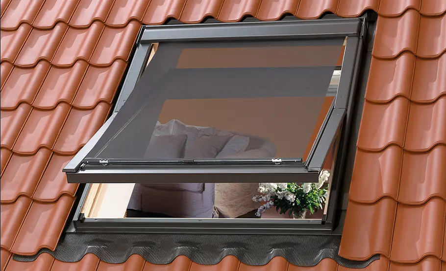 Hitzeschutz-Markise für Dachfenster: Schritt 11 von 13 Markise am Dachfenster montieren