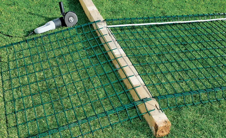 Metallzaun setzen: Schritt 12 von 34 Metallzaun kürzen