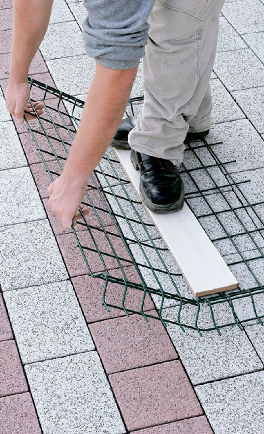 Metallzaun setzen: Schritt 16 von 34 Gitter biegen