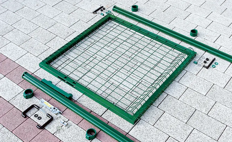 Metallzaun setzen: Schritt 22 von 34 Gartentor einbauen