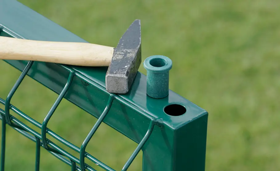Metallzaun setzen: Schritt 24 von 34 Scharnier einbauen