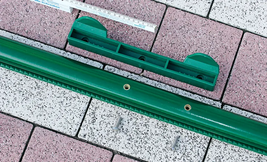 Metallzaun setzen: Schritt 25 von 34 Türfalle festschrauben