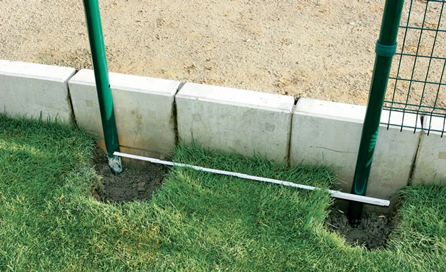 Metallzaun setzen: Schritt 26 von 34 Türpfosten einbetonieren