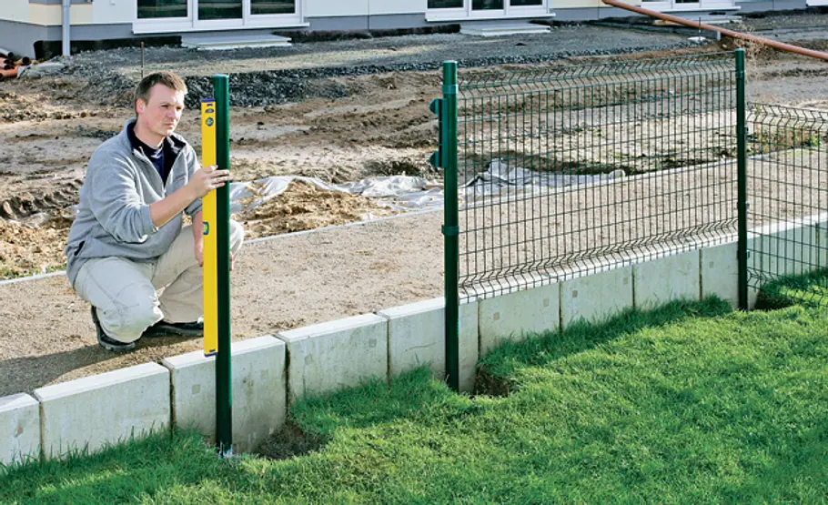 Metallzaun setzen: Schritt 27 von 34 Zaunpfahl ausrichten
