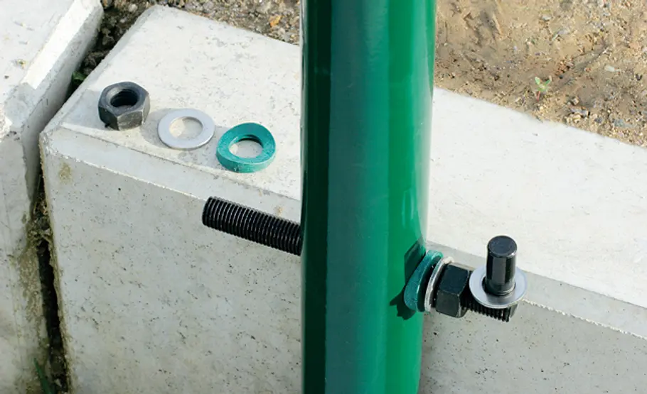 Metallzaun setzen: Schritt 28 von 34 Türbänder montieren