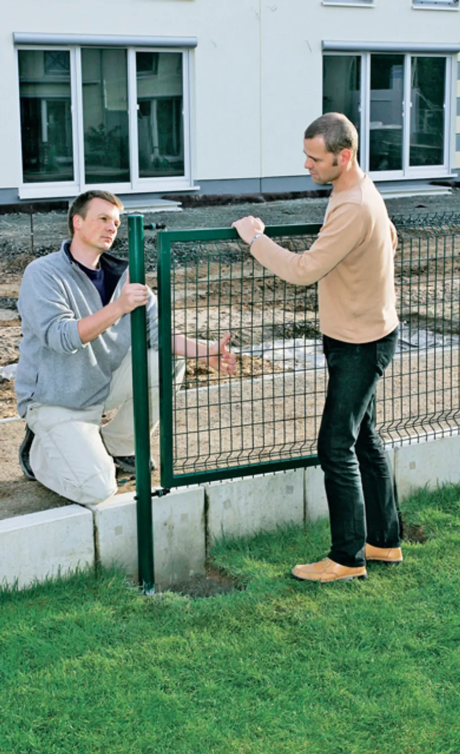 Metallzaun setzen: Schritt 29 von 34 Gartentor einhängen