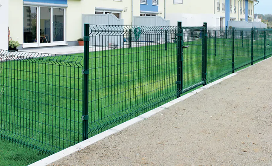 Metallzaun setzen: Schritt 31 von 34 Maschendrahtzaun setzen