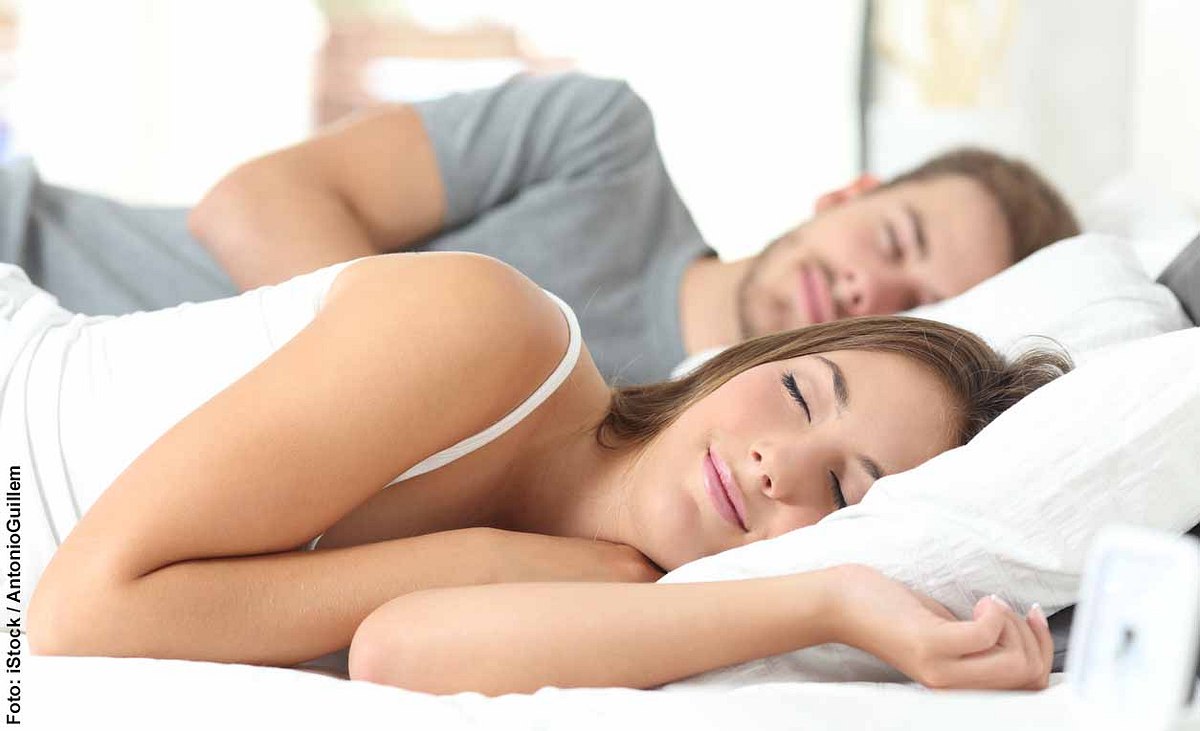 Mann und Frau schlafen glücklich in einem Bett