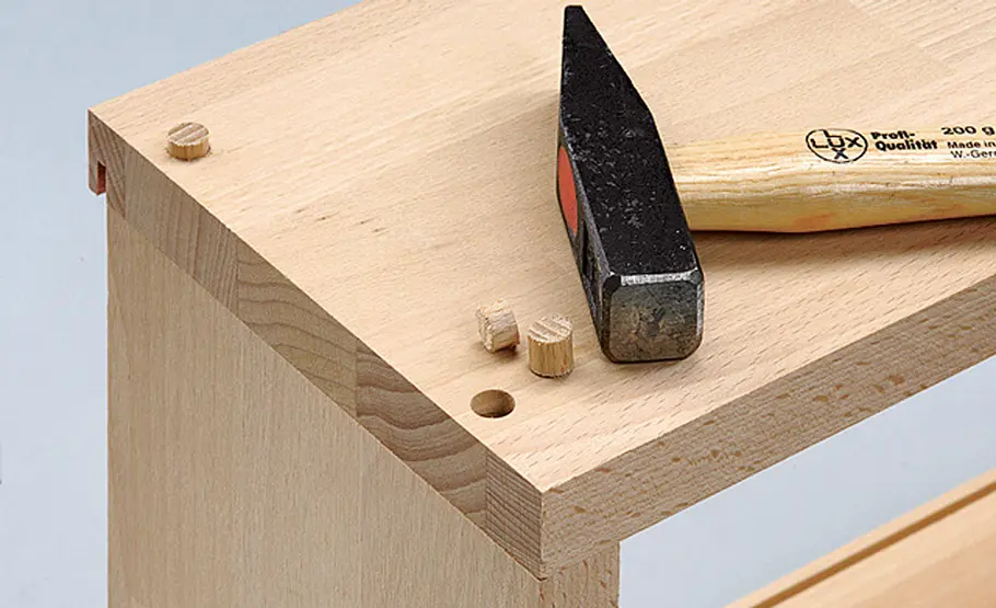 Mini-Regale fürs Bad Mini-Regale: Holzdübel einschlagen