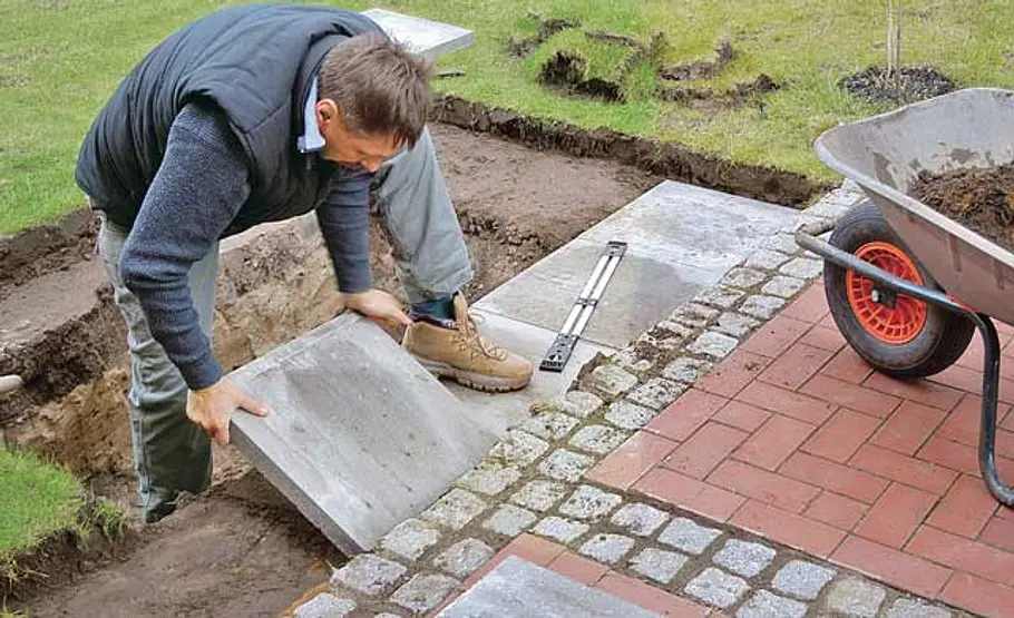 Mini-Teich bauen Gehwegplatten als Fundament
