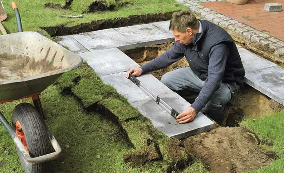 Mini-Teich bauen Gehwegplatten waagerecht ausrichten