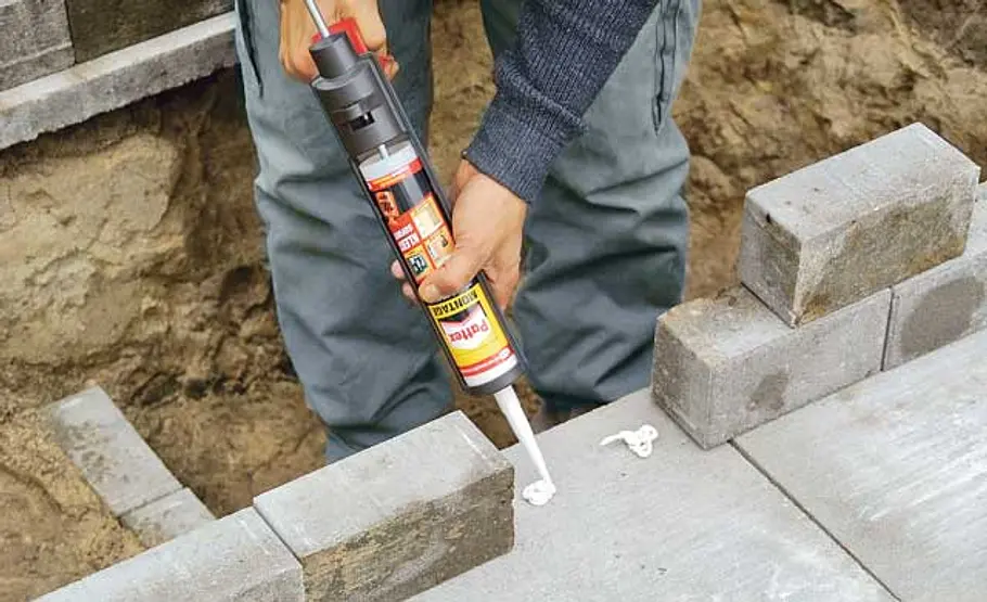 Mini-Teich bauen Steine auf Fundament verkleben
