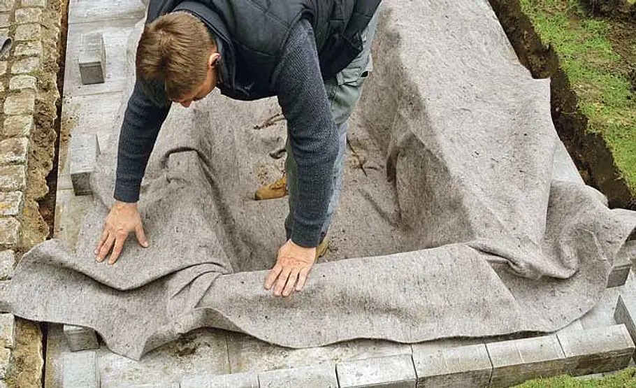 Mini-Teich bauen Teichvlies ausbreiten
