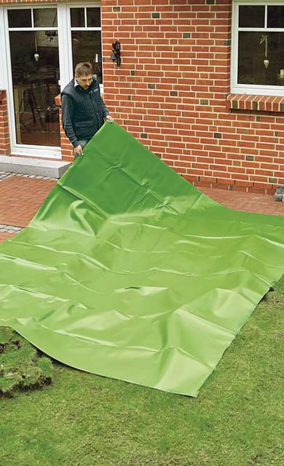 Mini-Teich bauen Teichfolie auslegen