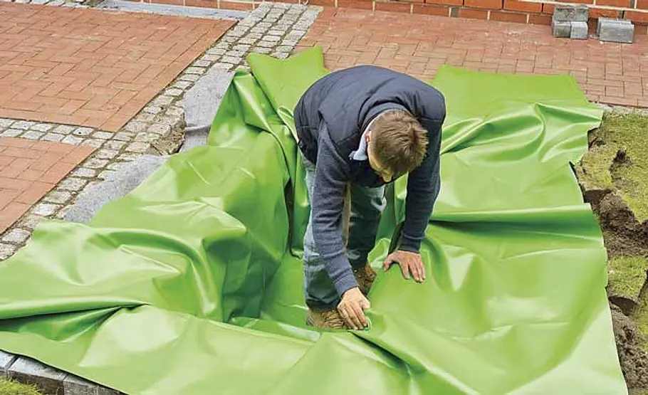 Mini-Teich bauen Teichfolie glattziehen