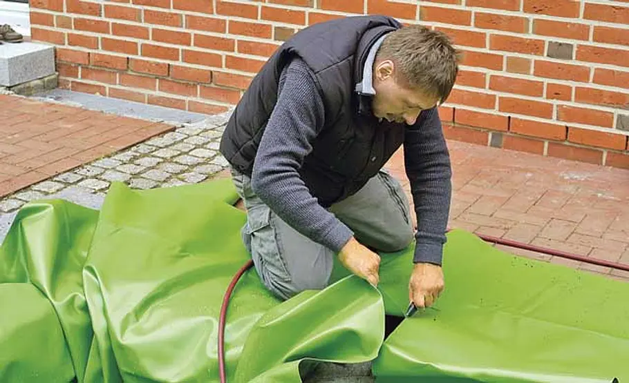 Mini-Teich bauen Teichfolie schneiden