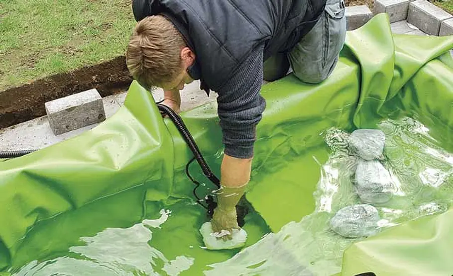 Mini-Teich bauen Teichpumpe einsetzen