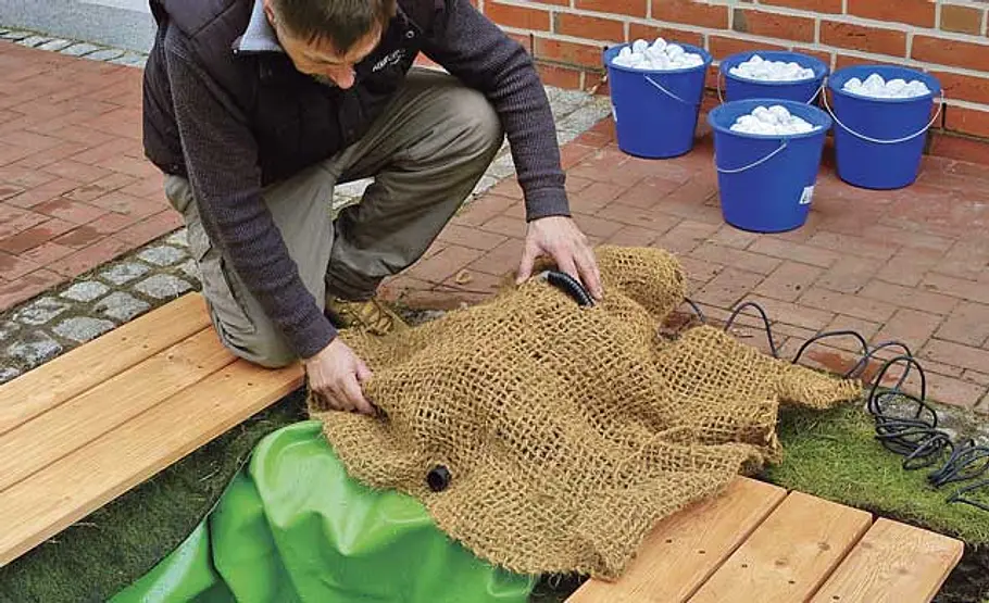 Mini-Teich bauen Teichpumpe verstecken