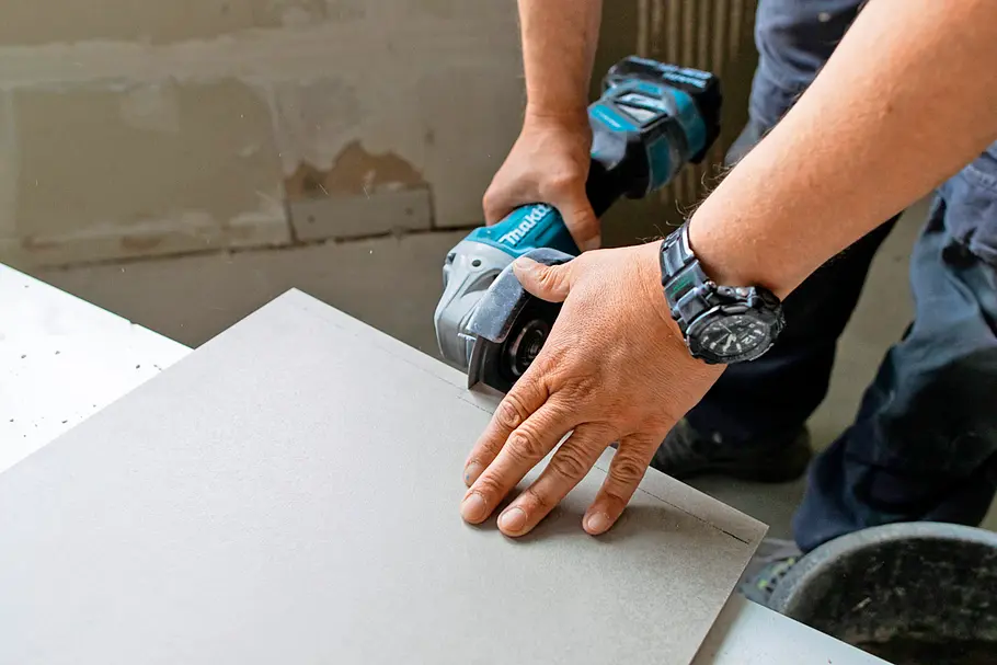 Mit Diamanttrennscheibe arbeiten Mit Diamanttrennscheibe arbeiten