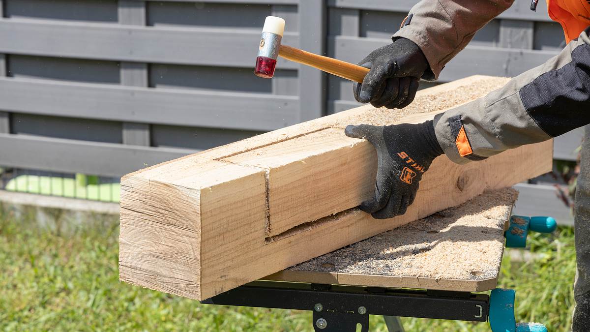 Mit Hammer das Abfallstück prüfen