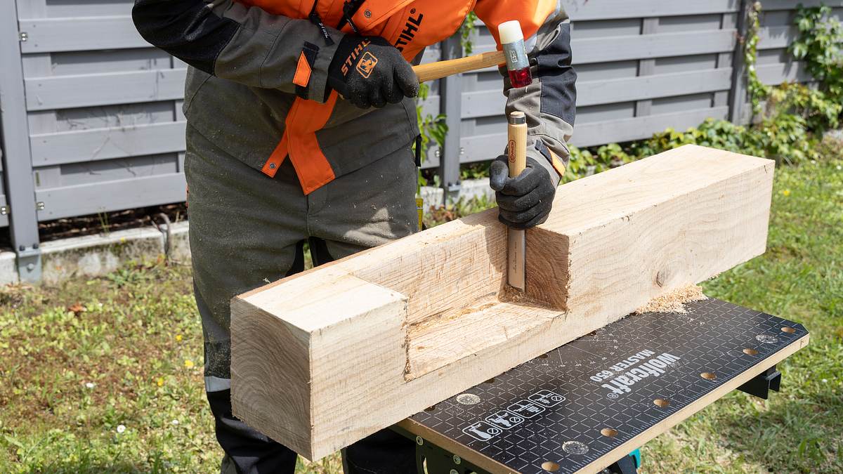 Mit Stechbeitel Rundungen herausstechen