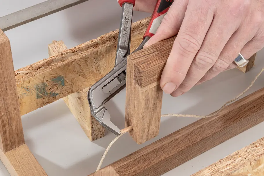 Holzdübel stramm hineindrücken