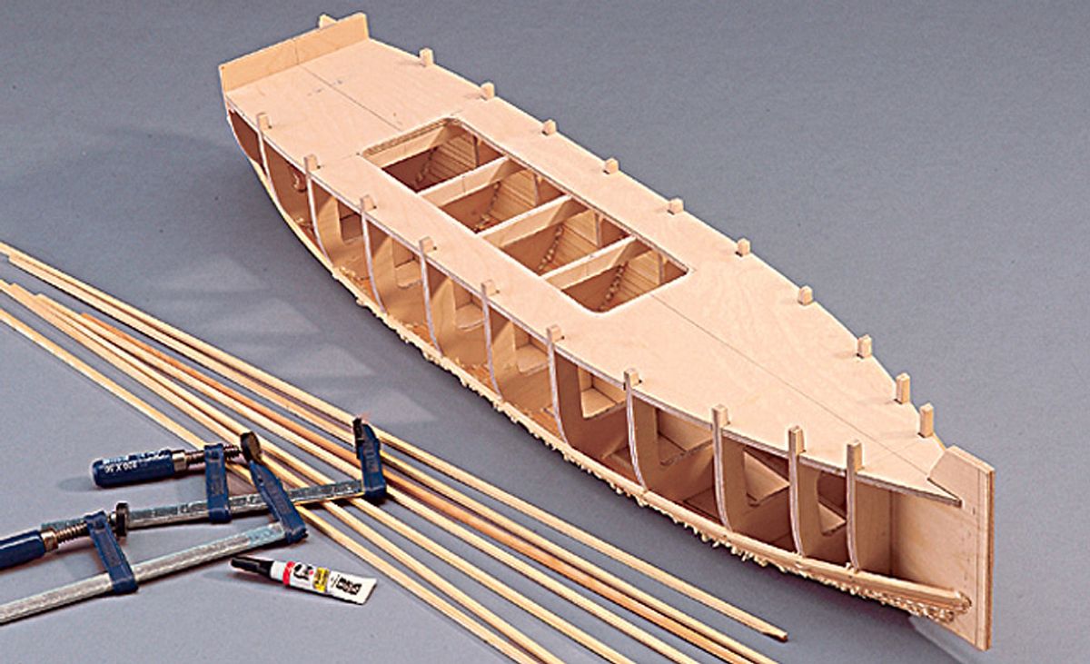 Modellboot selber bauen: Seiten beplanken