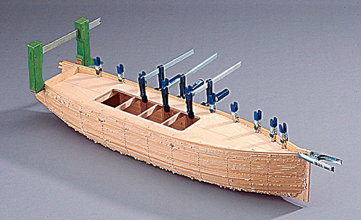 Modellboot selber bauen: Abschlussleisten kleben