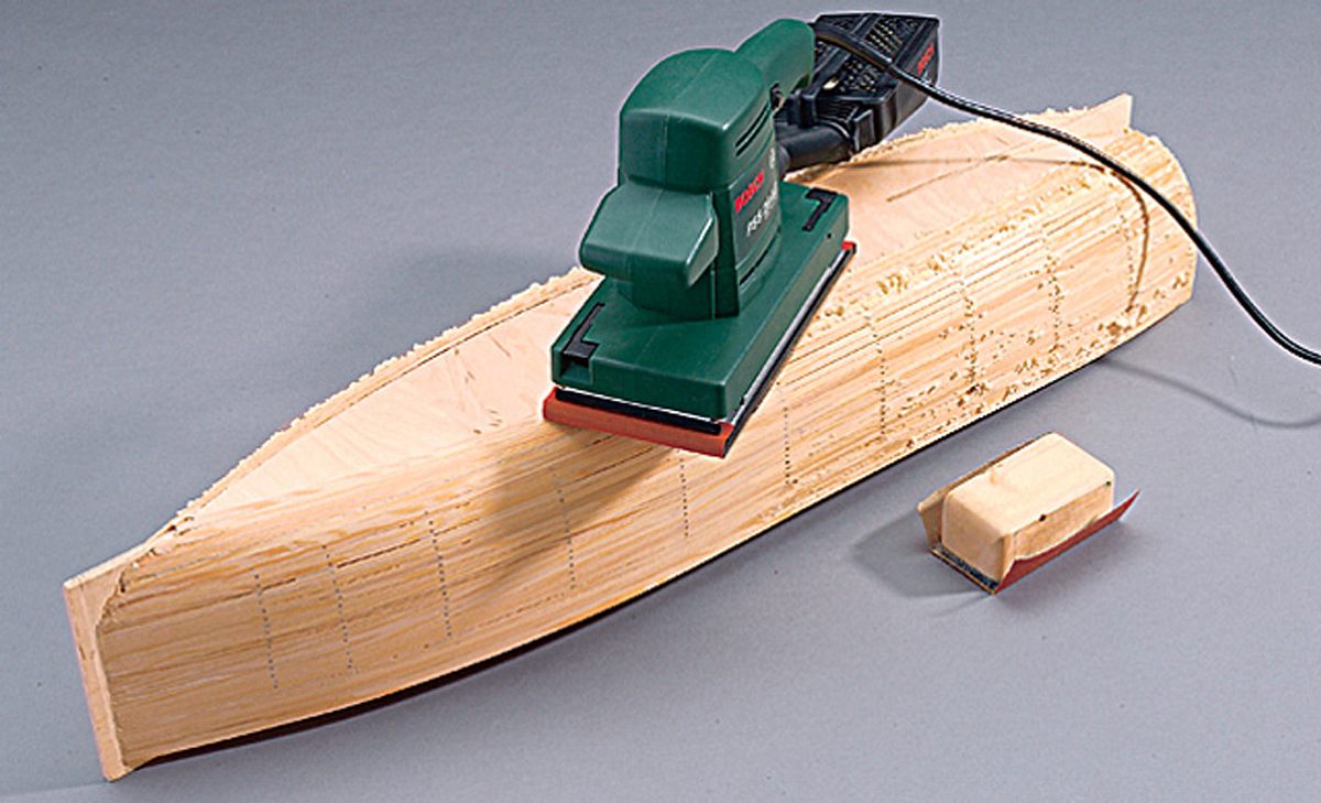 Modellboot selber bauen: Rumpf schleifen