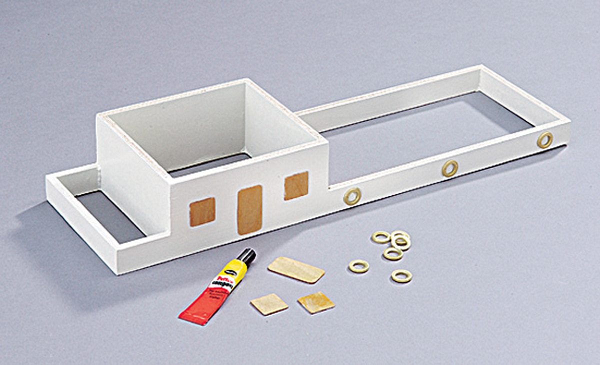 Modellboot selber bauen: Türen und Fenster