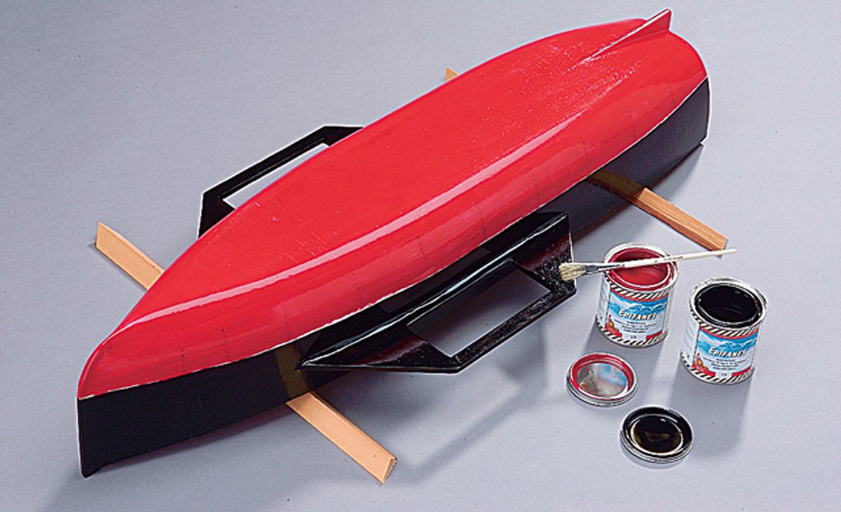 Modellboot selber bauen: Rumpf lackieren